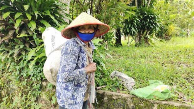Tak Pernah Beli Baju Lebaran, Nenek 70 Tahun Ini Bertahan Hidup dari Hasil Memotong Karet
