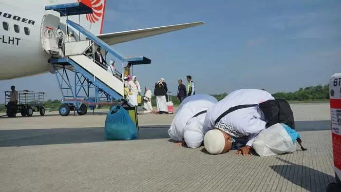 Menggunakan Tiga Penerbangan Reguler, 442 Jemaah Haji Riau Asal Embarkasi Batam Tiba di Bandara SSK II Pekanbaru