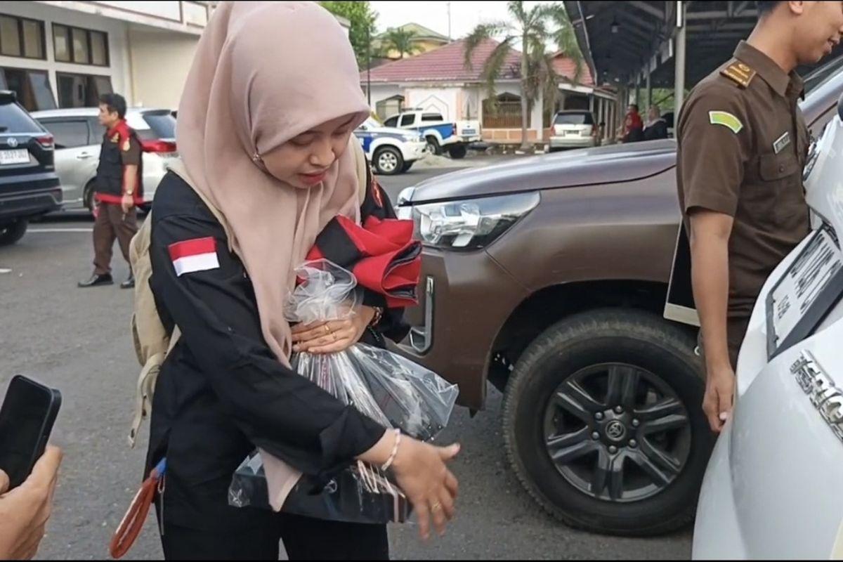 <b>Diangkut Pakai Truk, Belasan HP Milik Staf Setwan DPRD Provinsi Bengkulu beserta Barang Bukti Terkait Dugaan Korupsi Disita Kejaksaan</b>