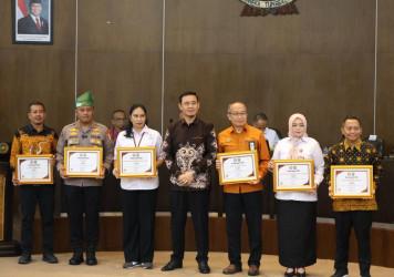 b15-badan-publik-diganjar-penghargaan-iki-riau-award-2025ib