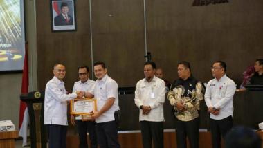 bterbaik-di-bidang-keterbukaan-informasi-pemprov-riau-beri-penghargaan-ke-sejunlah-badan-publikb