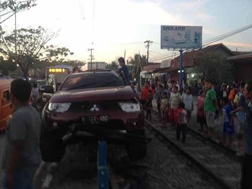 Dihantam Kereta Api di Padang, Mobil Pajero Milik Warga Jalan Utama Pekanbaru Tersangkut di Atas Tiang Pembatas