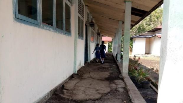 Miris, Siswa dan Guru SDN 53 di Desa Palkun Kecamatan Bengkalis Senantiasa Dihantui Ketakutan lantaran Bangunan Sekolahnya Miring dan Hampir Roboh