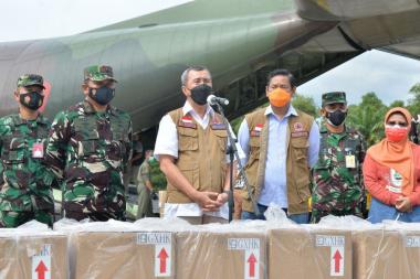 bantuan-alat-kesehatan-penanganan-covid19-dari-presiden-jokowi-tiba-di-pekanbaru-gubernur-syamsuar