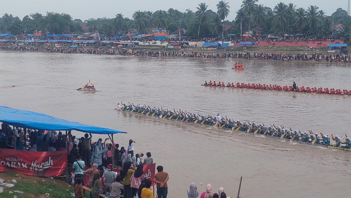 <b>Jalur Putri Anggun Sibiran Tulang Raih Juara 1 Festival Pacu Jalur Kuansing 2024</b>