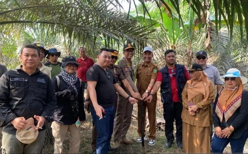 <b>Pemprov Sumbar dan Pemprov Riau Pasang Pilar Tanda Batas Daerah Dharmasraya-Kuansing</b>