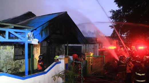 Diduga Korsleting, Rumah Mangasih Saputra di Jalan Among Payungsekaki Pekanbaru Hangus Terbakar