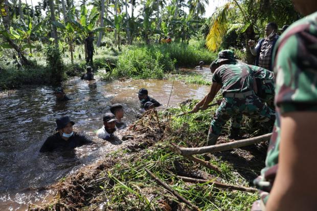 Turun Langsung ke Anak Sungai, Ketua DPRD Indragiri Hilir Kembali Motori Pembersihan