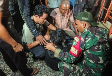 bdiduga-garagara-putus-cinta-pria-muda-panjat-tower-40-meter-di-rokan-hulub