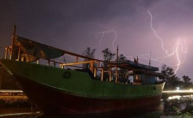 bwaspada-sebagian-wilayah-riau-diguyur-hujan-disertai-petir-dan-angin-kencangb