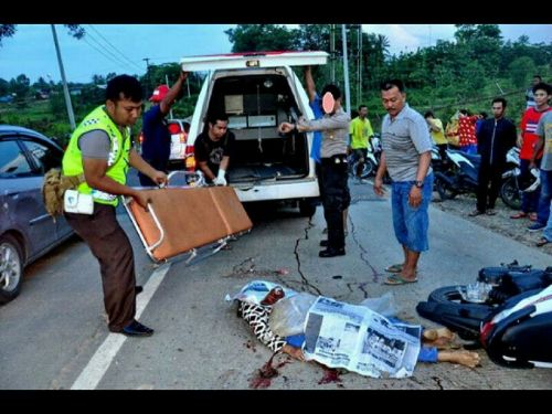 Bus Putra Pelangi Trayek Aceh-Jakarta ”Cium” Motor di Jalintim Inhu, yang Dibonceng Tewas Mengenaskan Terpental ke Tengah Jalan