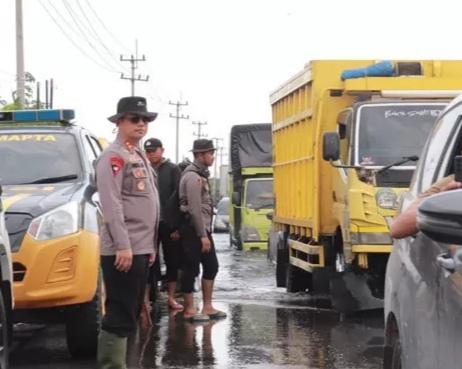 <b>Kapolres Pelalawan Datangi Lokasi Banjir di KM 83 Jalintim dan Bahkan Ikut Mengatur Lalu Lintas</b>