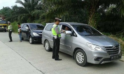 30 Unit Travel ”Gelap” Terjaring Razia Polisi di 4 Jalur Lintas di Riau