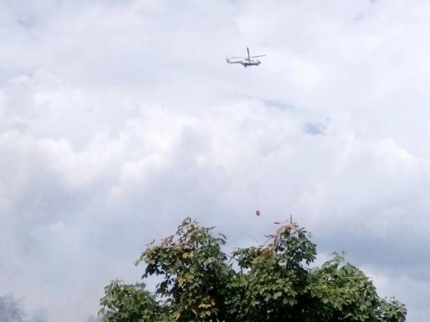 Helikopter <i>Water Bombing</i> Dikerahkan Padamkan Kebakaran Lahan Semak Belukar di Kampung Bunsur Siak
