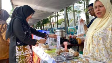 bdorong-inklusi-keuangan-brk-syariah-fasilitasi-umkm-kampong-ramadan-kite-dengan-qrisb
