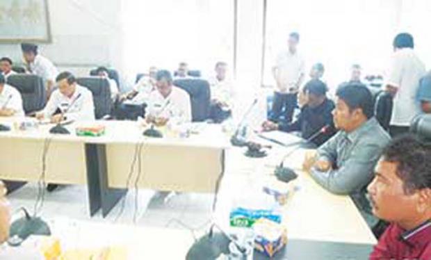 Wakil Bupati Kuantan Singingi Damprat Bupati yang Duduk di Sampingnya di Depan Ketua DPRD dan Pejabat Pemkab karena Dinilai ”Buang Badan”
