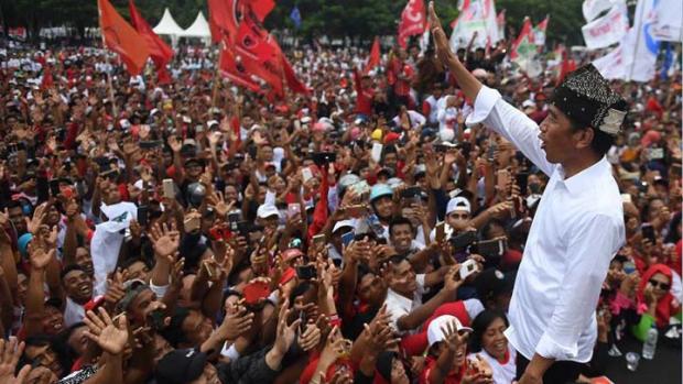 Jokowi Bahagia Kampanye di Dumai meski Basah Kuyup dan Tangan Terluka