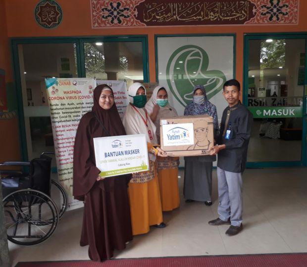 Rumah Yatim Serahkan 6.000 Masker untuk Tenaga Medis 3 Rumah Sakit di Pekanbaru