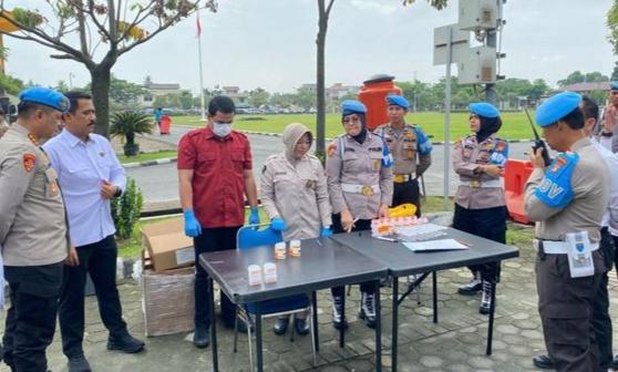 <b>Dadakan, Ratusan Personel Polda Riau Jalani Tes Urine</b>