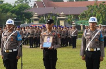 <b>Polda Riau Langsungkan Upacara Pemberian Reward dan PTDH</b>