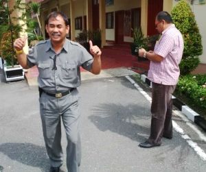 Ekspresi Pejabat Riau Usai Diperiksa KPK: Wan Amir ”Fokus” ke Handphone, Said Saqlul Amri Justru Sapa Wartawan Sambil Salam 2 Jempol, ”Foto..foto...”