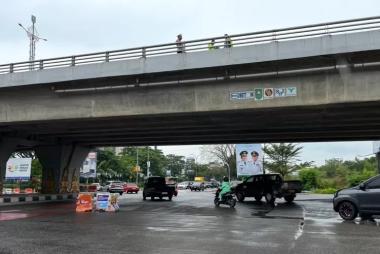 bpengendara-motor-terjatuh-dari-iflyoveri-ska-pekanbaru-kondisinya-kritisb