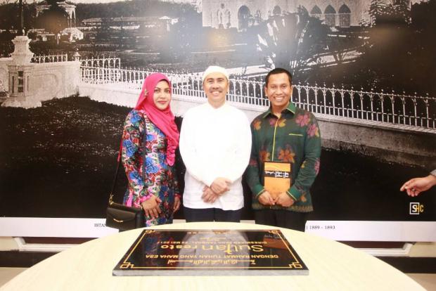 Syamsuar Beri Buku ”Hikayat Sultan Siak” untuk Pemilik Resto Sultan Pekanbaru