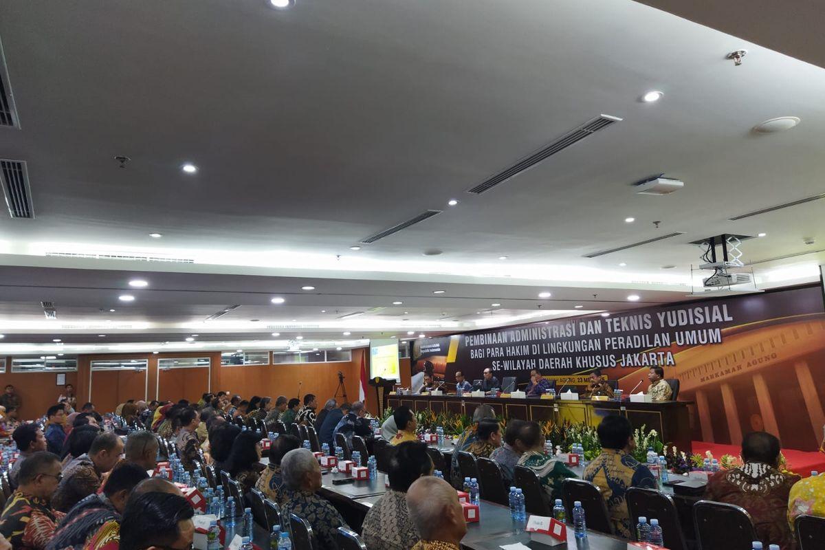 <b>Ketua MA Tegur Hakim yang Suka Pakai Barang Bermerek: Pendapatan Rp23 Juta, Harga Jam Tangan Rp1 Miliar</b>