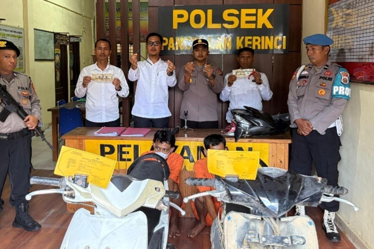 <b>Hanya Bermodal Kunci T, Dua Residivis di Riau Ini Hanya Perlu Waktu 1 Menit untuk Bobol Kunci Kontak Sepeda Motor</b>