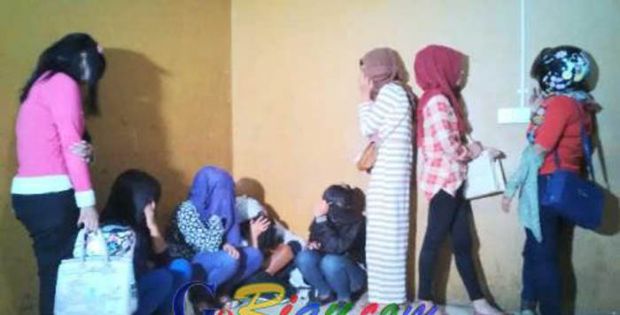 Saat Orang Lagi Tarawih, Muda-mudi Kepergok Mojok di Semak Stadion Utama, Kebanyakan Malah Pakai Jilbab