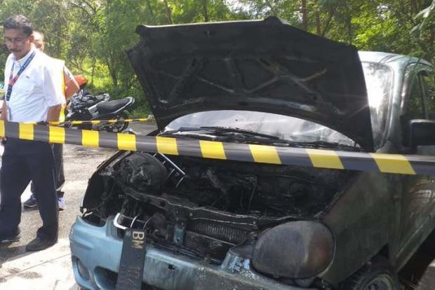 Mobil KIA Terbakar Saat Mau Keluar Bandara SSK II Pekanbaru