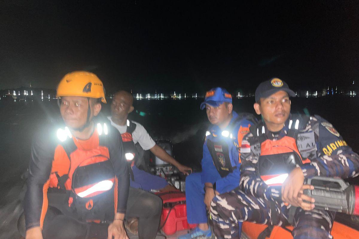 <b>Kapal Tim Sepakbola Terbalik di Selat Nenek Kepri, 8 Orang Masih Dicari</b>