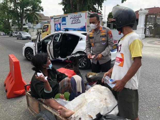 Turun dari Mobil Dinasnya, Perwira Polisi Riau Spontan Beri Uang ke Pemulung
