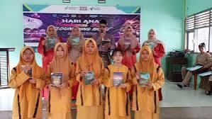 bmomen-hari-anak-nasional-smpn-1-siakkecil-bengkalis-luncurkan-lima-buku-antologi-karya-siswab