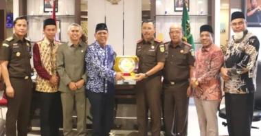 komisi-i-dprd-riau-silaturahmi-dengan-kajati
