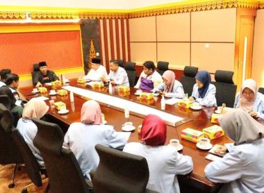 terima-kunjungan-bem-unri-ketua-dprd-riau-bahas-sejumlah-permasalahan