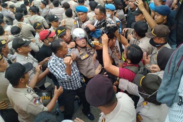 Kapolresta Pekanbaru Pingsan Terimpit Massa yang Sedang Demo Revisi UU KPK