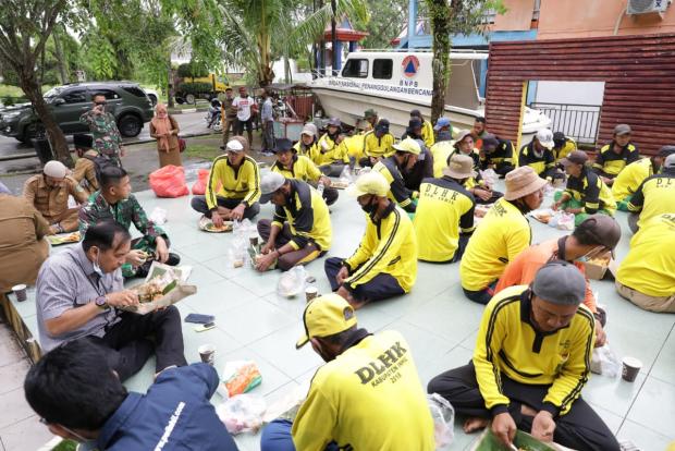 Petugas Kebersihan Kota Tembilahan Diajak Sarapan oleh Ketua DPRD Inhil
