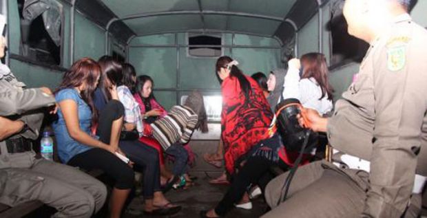 Razia Tempat Mesum di Pekanbaru, 26 Orang dan Puluhan Miras Diamankan, Tempat Tidur pun Ikut Disita