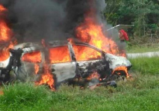 Nissan Livina dan Sepeda Motor Tabrakan, lalu Terbakar! Dua Pemotor Terseret hingga Tewas di Jalan Lintas Siak-Buatan