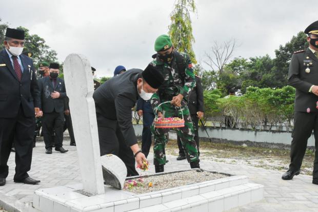Upacara Tabur Bunga Nasional Tanda Penghormatan kepada Pahlawan atas Jasanya