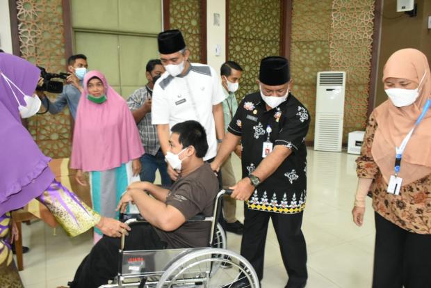 Anak Yatim Piatu Terdampak Covid-19 di Kampar Terima Bansos dari Balai Handayani Jakarta