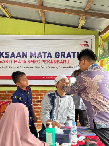 brs-smec-pekanbaru-dan-mi-plus-miftahunnajah-gelar-pemeriksaan-mata-gratisb