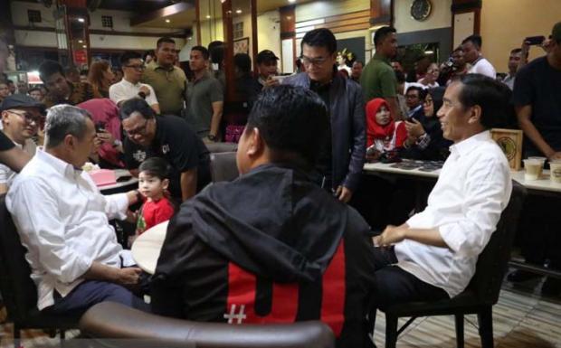Habiskan Malam di Dumai, Jokowi Sempatkan <i>Ngopi</i> dan Makan Durian