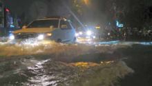 diguyur-hujan-deras-jalan-protokol-di-kota-pekanbaru-terendam-banjir-banyak-kendaraan-yang-mogok