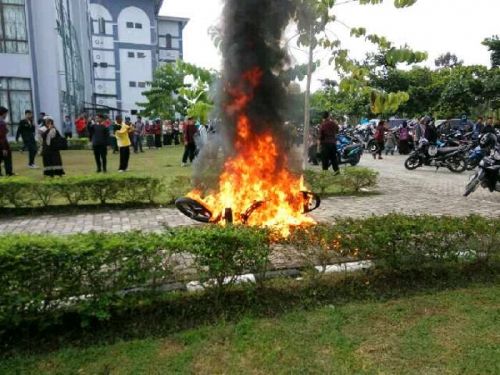 Kepergok Hendak Maling di Depan Gedung Rektorat UIN Suska, Seorang Pemuda Babak Belur Dihajar Mahasiswa dan Motornya Dibakar
