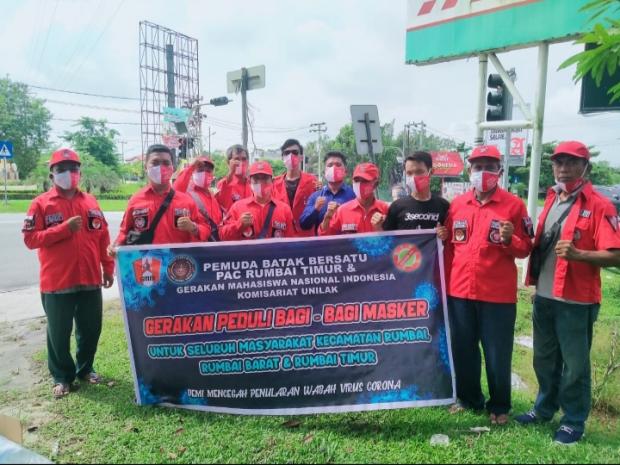 GMNI Bagikan Masker kepada Pengendara Motor di Jalan Yos Sudarso Pekanbaru
