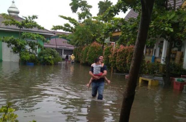 Yang Tersisa dari Pilgub Riau; Warga Jalan Fajar Pekanbaru Arungi Banjir untuk Mencoblos di TPS