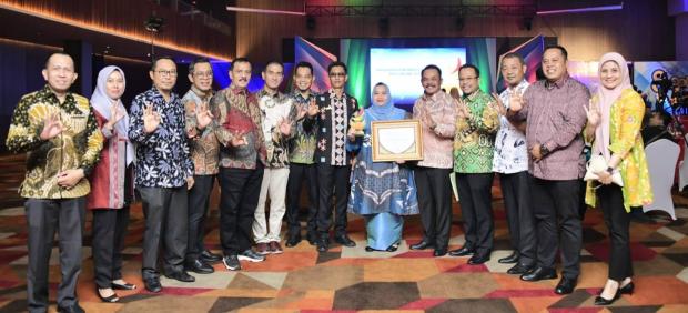 Sukses Berikan Inovasi Pelayanan Terbaik, Bupati Bengkalis Kasmarni Terima Penghargaan dari <i>Riauonline</i>