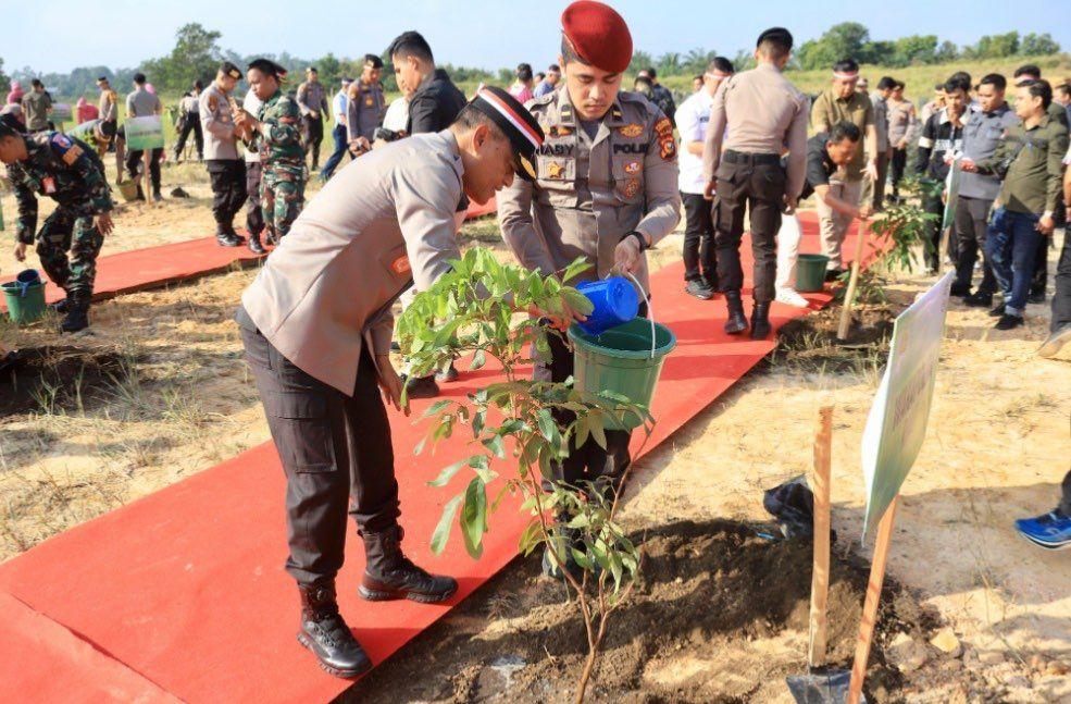 Peringatan Hari Bhayangkara, Polda Riau dan Jajaran Gelar Penanaman Pohon secara Serentak